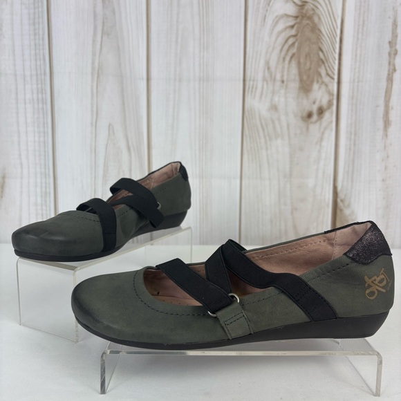 OTBT Shoes - OTBT Anora Leather Ballet Mary Jane Elastic Straps Low Wedge Flats Green Size 7